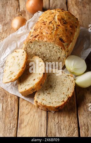 Primo piano del pane di cipolla caramellato profumato fatto in casa sulla tavola di legno sul tavolo. Verticale Foto Stock