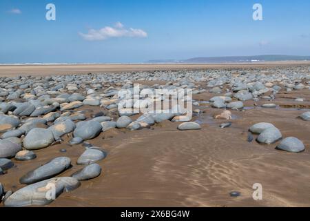 Tarda estate, vista su ghiaia e spiaggia che si affaccia sulla spiaggia di Northam e sull'estuario di Taw Torridge fino a Saunton Sands con cielo blu e nuvole n. 4. Foto Stock