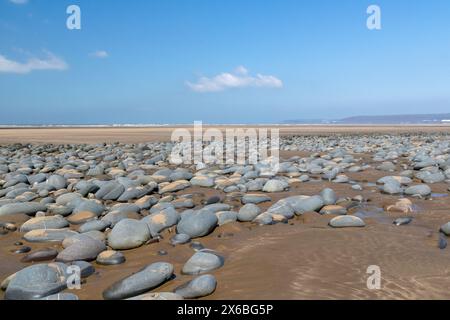 Tarda estate, vista su ghiaia e spiaggia che si affaccia sulla spiaggia di Northam e sull'estuario di Taw Torridge fino a Saunton Sands con cielo blu e nuvole n. 5. Foto Stock