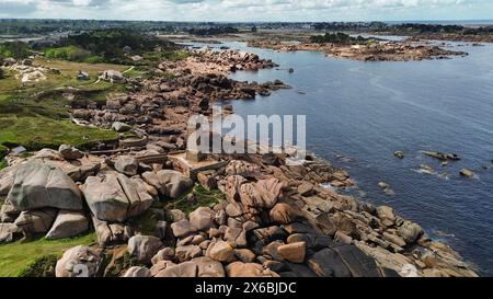 Riprese aeree con drone del Phare de Men Ruz Ploumanac'h Perros-Guirec Francia, il faro iconico in granito rosa arroccato su formazioni rocciose frastagliate Foto Stock