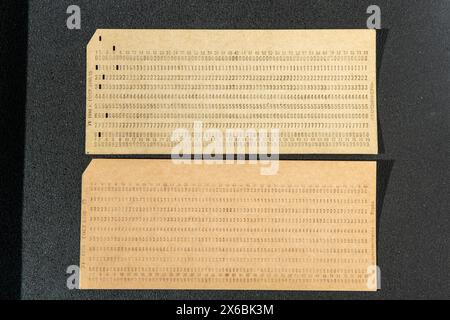 La scheda perforatrice è un supporto di memorizzazione. Il cartone perforato, carta con fori per automatizzare le informazioni, è stato utilizzato nei primi vecchi computer. Ucraina, Torez - CIRCA 1970. Foto Stock