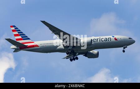 Un Boeing 777-223(ER) dell'American Airlines, immatricolato N788AN, atterra a LHR, volando da Los Angeles (LAX). Credit JTW Aviation Images / Alamy. Foto Stock