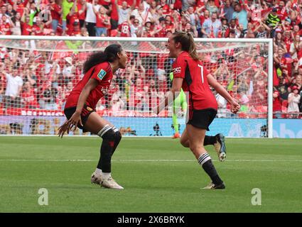 LONDRA, INGHILTERRA - Ella Toone del Manchester United Women celebra il suo obiettivo con Jayde Riviere del Manchester United Women in azione durante l'ad Foto Stock