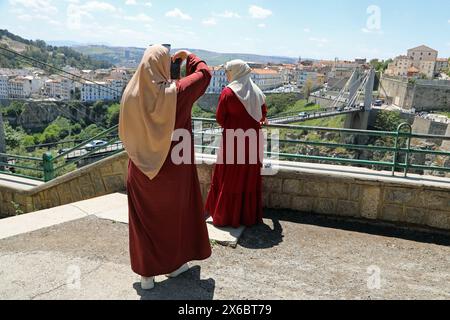 Turisti a Costantina, conosciuta come la città dei ponti nell'Algeria nord-orientale Foto Stock