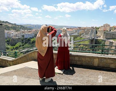 Turisti a Costantina, conosciuta come la città dei ponti nell'Algeria nord-orientale Foto Stock