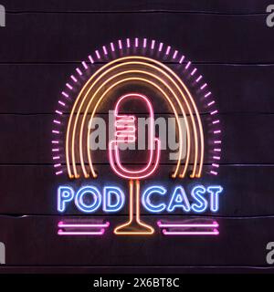 Testo realistico del segno al neon - Podcast, non gen ai Foto Stock