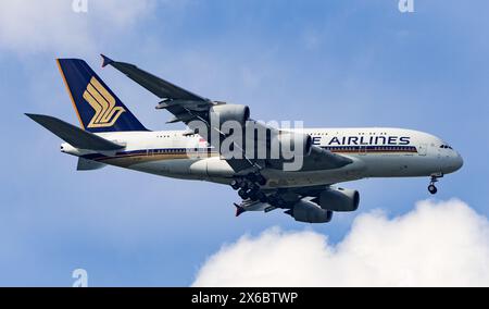 Un Airbus A380-841 di Singapore Airlines, registrazione 9V-SKN, atterra a LHR, in arrivo da Changi, Singapore. Credit JTW Aviation Images / Alamy. Foto Stock