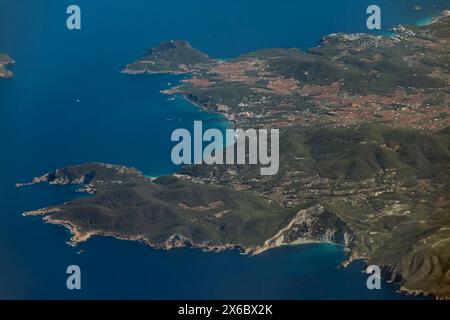 Vista aerea panoramica del nord-est dell'isola di Ibiza, delle Isole Baleari, della Spagna, di Sant Vicent de sa Cala e dei dintorni Foto Stock