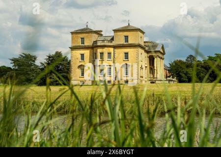 Croome Court, una residenza neo-palladiana della metà del XVIII secolo circondata da un vasto parco a Croome D'Abitot, vicino a Upton-upon-Severn, Worcestershire. Foto Stock