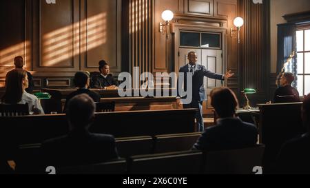 Processo della Corte di giustizia in sessione: Ritratto del difensore pubblico maschile carismatico che fa toccante e appassionato discorso al giudice e alla giuria. Avvocato che protegge il cliente, presentando il caso. Foto Stock