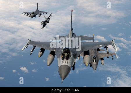 Gli F-16 Fighting Falcons della U.S. Air Force assegnati al 13th Fighter Squadron, Misawa Air base, Giappone, volano in formazione dietro un 909th Air Refueling Squa Foto Stock