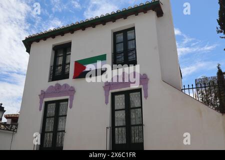 Bandiera della Palestina su un balcone a Granada, in Spagna, il 9 maggio 2024 Foto Stock