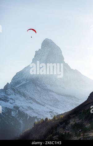 Parapendio su Monte Cervino Snow peak, alpi svizzere, Zermatt, Svizzera al tramonto Foto Stock