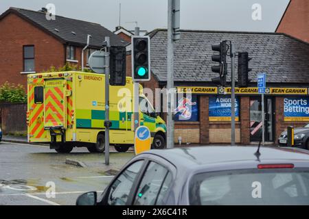 Belfast, Regno Unito 14/05/2024 servizio di polizia e ambulanza in risposta all'incidente al centro commerciale Kennedy Centre Belfast Irlanda del Nord credito:HeadlineX/Alamy Live News Foto Stock