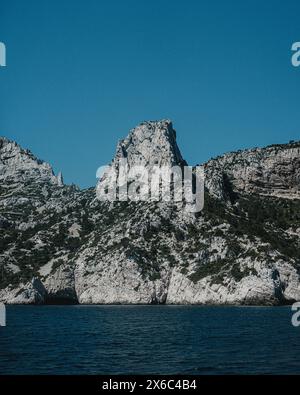 Ripide scogliere delle Calanques che si innalzano sopra il Mediterraneo Foto Stock