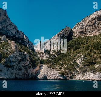 Ripide scogliere delle Calanques che si innalzano sopra il Mediterraneo Foto Stock