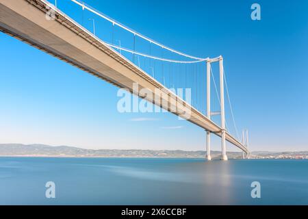 Ponte Osmangazi (Izmit Bay Bridge) situato a Izmit, Kocaeli, Turchia. Ponte sospeso acquisito con tecnica a lunga esposizione Foto Stock