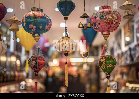 Lanterne vietnamite di carta e seta dai colori vivaci, in vendita in un negozio, nel Vietnam centrale Foto Stock