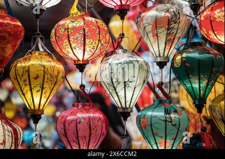 Lanterne vietnamite di carta e seta dai colori vivaci, in vendita in un negozio, nel Vietnam centrale Foto Stock