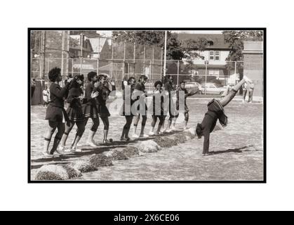 Le cheerleader della John Jay High School eseguono la loro routine in una partita di football PSAL del 1982. A Midwood Foeld a Brooklyn, New York. Foto Stock