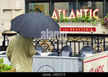 Glasgow, Scozia, Regno Unito. 14 maggio 2024: Regno Unito Meteo: Soleggiato e umido mentre pioveva e brillava per la gente del posto e i turisti nel centro della città con l'innalzamento delle temperature ai livelli estivi. Credit Gerard Ferry/Alamy Live News Foto Stock