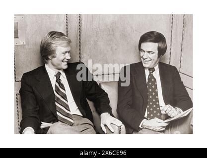 Una foto del 1979 dei giornalisti della NBC Chuck Scarborough e Jack Cafferty che condividono una risata. Presso gli studi della NBC al 30 Rock di Midtown Manhattan, New York City. Foto Stock