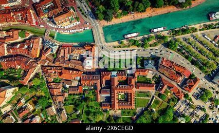 Vista dall'alto di una piccola città antica Foto Stock