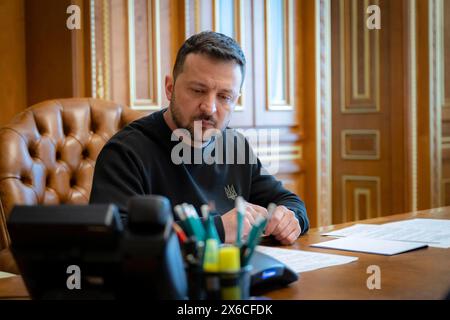 Kiev, Ucraina. 14 maggio 2024. Il presidente ucraino Volodymyr Zelenskyy tiene una telefonata in conferenza con il presidente francese Emmanuel Macron dal suo ufficio al Palazzo Mariinsky, 14 maggio 2024, a Kiev, Ucraina. Credito: Presidenza Ucraina/Ufficio stampa presidenziale ucraino/Alamy Live News Foto Stock