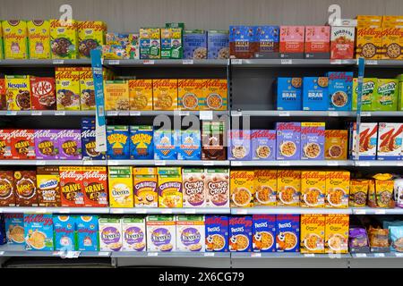 File di scatole di cereali da colazione di varie marche sugli scaffali del supermercato cooperativo Co Op Coop Gran Bretagna Regno Unito KATHY DEWITT Foto Stock