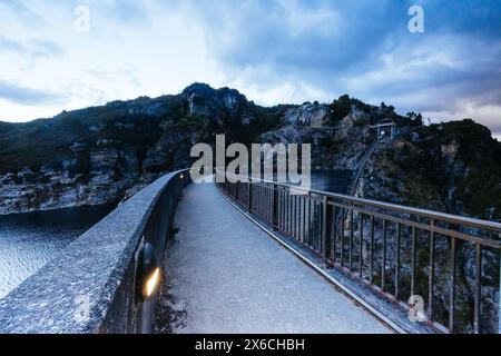 Vista della diga di Gordon in una fresca giornata estiva. Si tratta di un'unica diga ad arco in cemento a doppia curvatura con un passaggio attraverso il fiume Gordon vicino a Strathgo Foto Stock