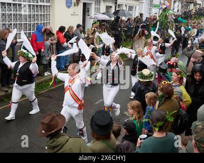 Morris ballerini nella processione del Jack in the Green May Day festival folk inglese maggio 2024 - Hastings East Sussex Inghilterra Regno Unito Foto Stock