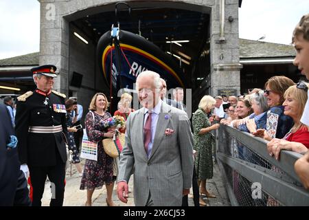 Foto datata 13/07/23 del re Carlo III e della regina Camilla durante una visita al porto di St Ives, Cornovaglia. Il re è diventato patrono della Royal National Lifeboat Institution (RNLI), seguendo le orme di sua madre la regina Elisabetta II. I monarchi regnanti hanno tradizionalmente servito come figura per la carità salvavita sin dalla sua fondazione nel 1824, con Giorgio IV il suo primo patrono. Data di pubblicazione: Martedì 14 maggio 2024. Foto Stock