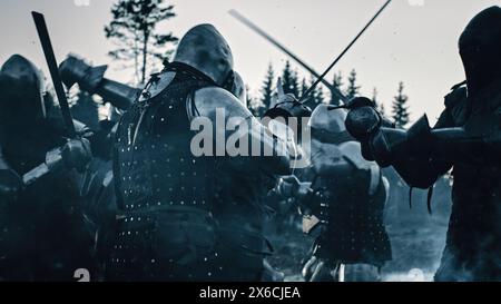 Epico campo di battaglia: Gli eserciti dei Cavalieri medievali combattono con le spade. Brutale battaglia di soldati guerrieri corazzati che attaccano il nemico. Guerra, guerra, crociata. Rievocazione storica cinematografica. Foto Stock