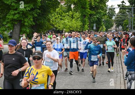 LEOPOLI, UCRAINA - 12 MAGGIO 2024 - i concorrenti corrono durante il Don't Stop! Mezza maratona, Leopoli, Ucraina occidentale. L'evento di beneficenza organizzato da Nova Poshta ha raccolto 2 milioni di UAH per i pazienti dell'UNBROKEN National Rehabilitation Center. Foto Stock