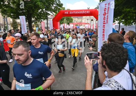 LEOPOLI, UCRAINA - 12 MAGGIO 2024 - i concorrenti corrono durante il Don't Stop! Mezza maratona, Leopoli, Ucraina occidentale. L'evento di beneficenza organizzato da Nova Poshta ha raccolto 2 milioni di UAH per i pazienti dell'UNBROKEN National Rehabilitation Center. Foto Stock