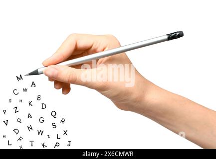 Donna che scrive lettere e volano via su sfondo bianco, primo piano Foto Stock