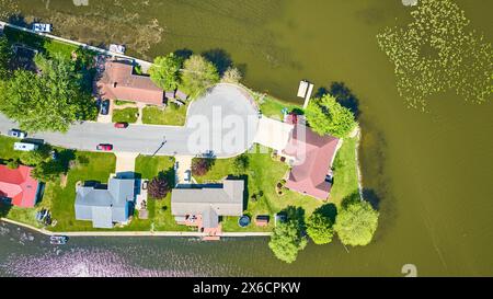 Vista aerea del quartiere suburbano fronte lago con tetti colorati Foto Stock