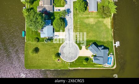 Vista aerea dall'alto verso il basso delle case sul lago con intricati vialetti di Varsavia Foto Stock
