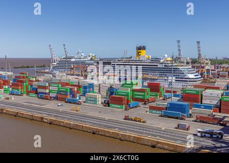 Editoriale: BUENOS AIRES, ARGENTINA, 20 gennaio 2024 - attività portuali a Buenos Aires con il fiume la Plata nelle retrovie Foto Stock