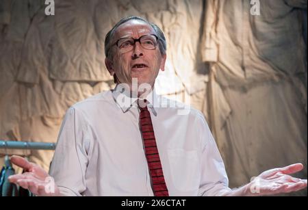 Finborough Theatre, Londra, Regno Unito. 14 maggio 2024. Il pluripremiato spettacolo personale del Dogstar Theatre The Tailor of Inverness, che racconta la storia del viaggio del padre di Matthew Zajac dalla Polonia devastata dalla guerra/Ucraina alla Scozia… Ma il sarto era chi diceva di essere? Lo spettacolo si svolge dal 14 maggio all'8 giugno. Crediti: Malcolm Park/Alamy Live News Foto Stock