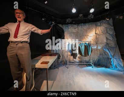 Finborough Theatre, Londra, Regno Unito. 14 maggio 2024. Il pluripremiato spettacolo personale del Dogstar Theatre The Tailor of Inverness, che racconta la storia del viaggio del padre di Matthew Zajac dalla Polonia devastata dalla guerra/Ucraina alla Scozia… Ma il sarto era chi diceva di essere? Lo spettacolo si svolge dal 14 maggio all'8 giugno. Crediti: Malcolm Park/Alamy Live News Foto Stock