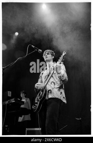 CRISPIN HUNT, LONGPIGS, 1996: Crispin Hunt of Longpigs Playing live at Newport Centre a Newport, Galles, Regno Unito, il 2 giugno 1996. Foto: Rob Watkins. INFO: Longpigs, un gruppo musicale alternative rock britannico formatosi a Sheffield nel 1994, ha ottenuto il riconoscimento con il loro album di debutto "The Sun is often Out". Successi come "She Said" hanno mostrato il loro suono melodico e i loro testi toccanti, guadagnando loro un seguito devoto nella scena musicale degli anni '90. Foto Stock