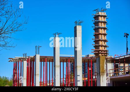 Cantiere dinamico con ponteggi e colonne in cemento, Fort Wayne Foto Stock