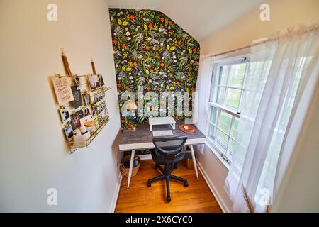 Luminoso ufficio per la casa floreale con arredamento moderno e illuminazione naturale Foto Stock