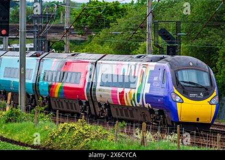 Livrea Avanti Pride treno inclinabile Pendolino. Foto Stock