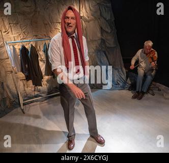 Finborough Theatre, Londra, Regno Unito. 14 maggio 2024. Il pluripremiato spettacolo personale del Dogstar Theatre The Tailor of Inverness, che racconta la storia del viaggio del padre di Matthew Zajac dalla Polonia devastata dalla guerra/Ucraina alla Scozia… Ma il sarto era chi diceva di essere? Lo spettacolo si svolge dal 14 maggio all'8 giugno. Crediti: Malcolm Park/Alamy Live News Foto Stock