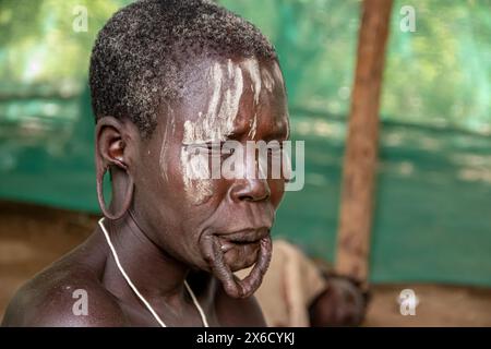 Donna africana, membro della tribù Mursi in Etiopia. Le donne mursi sono particolarmente degne di nota per la loro pratica tradizionale di piastre labiali in legno Foto Stock