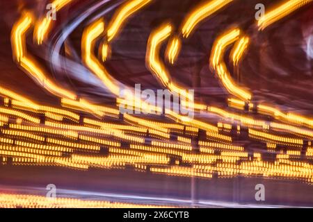 Giostra con Dynamic Light Trails in ambientazione urbana notturna Foto Stock