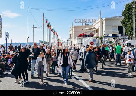 Mentone, Francia - 18 febbraio 2024: Apertura della "festa del limone" a Mentone e del famoso carnevale Foto Stock