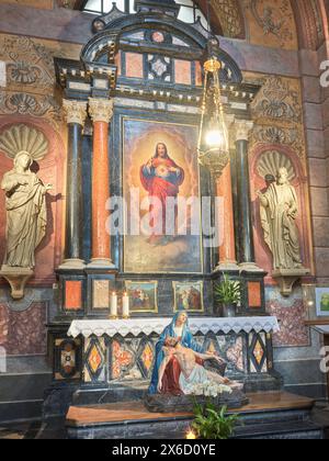 Pittura, del Sacro cuore di Gesù Cristo, con una statua, del morto Gesù Cristo in grembo di sua madre, in una cappella laterale del francescano c Foto Stock